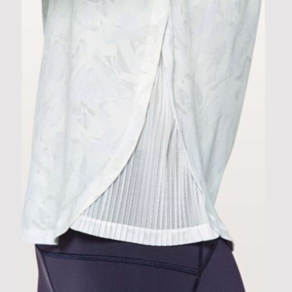 Lululemon Just Pleat It Short Sleeve Athletic Running Tee Shirt Top Size 8? EUC - Picture 4 of 10